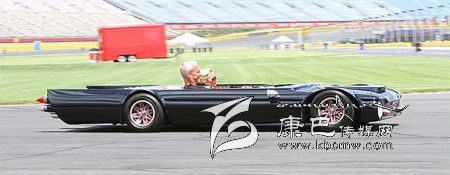 世界上最“扁”的汽車 躺著開！