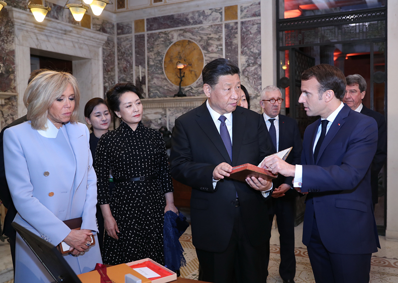 2019年3月24日，習近平在法國尼斯會見法國總統(tǒng)馬克龍。會見前，馬克龍向習近平贈送1688年法國出版的首部《論語導讀》法文版原著。