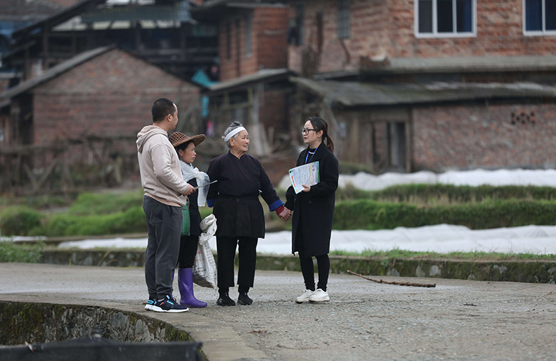 2022年3月24日，在廣西柳州市三江侗族自治縣良口鄉(xiāng)南寨村，紀檢監(jiān)察干部（右一、左一）在了解惠農(nóng)政策落實情況。