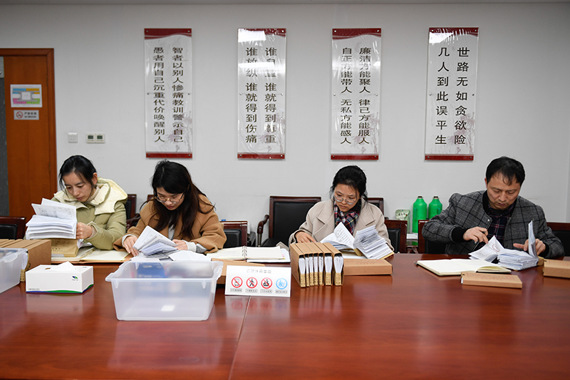 2020年1月8日，浙江寧波市北侖區(qū)紀委工作人員在檢查北侖區(qū)大數(shù)據(jù)發(fā)展管理中心2019年的公款消費票據(jù)，查找是否存在違規(guī)問題。