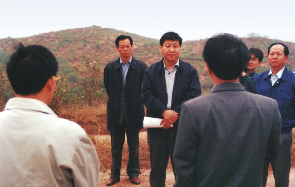 1999年11月，習(xí)近平在龍巖市長汀縣河田水土流失治理區(qū)調(diào)研。圖源：《習(xí)近平在福建（下）》
