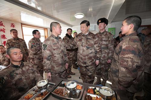 2014年1月26日中午，習(xí)近平來到連隊食堂，同戰(zhàn)士們一起用餐。新華社記者 李剛 攝