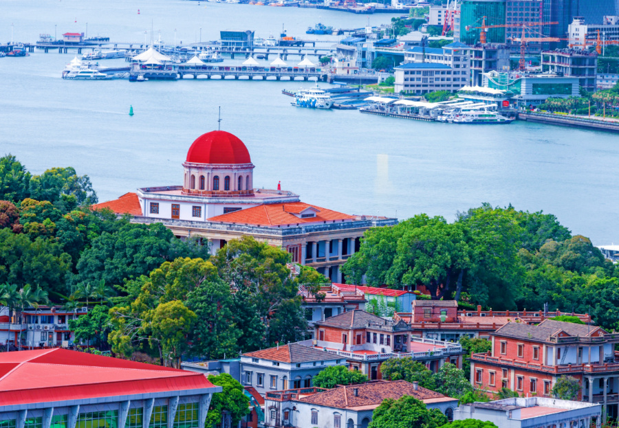 鼓浪嶼素有“萬(wàn)國(guó)建筑博物館”的美譽(yù)，八卦樓作為全國(guó)重點(diǎn)文物保護(hù)單位，是鼓浪嶼世界文化遺產(chǎn)核心要素之一。楊勁堅(jiān) 攝