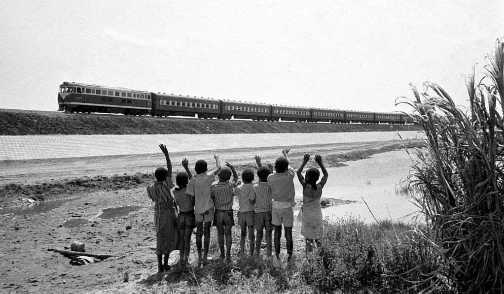 贊比亞魯西瓦西湖畔的少年兒童歡迎坦贊鐵路的列車通到他們的家鄉(xiāng)（1976年攝）。