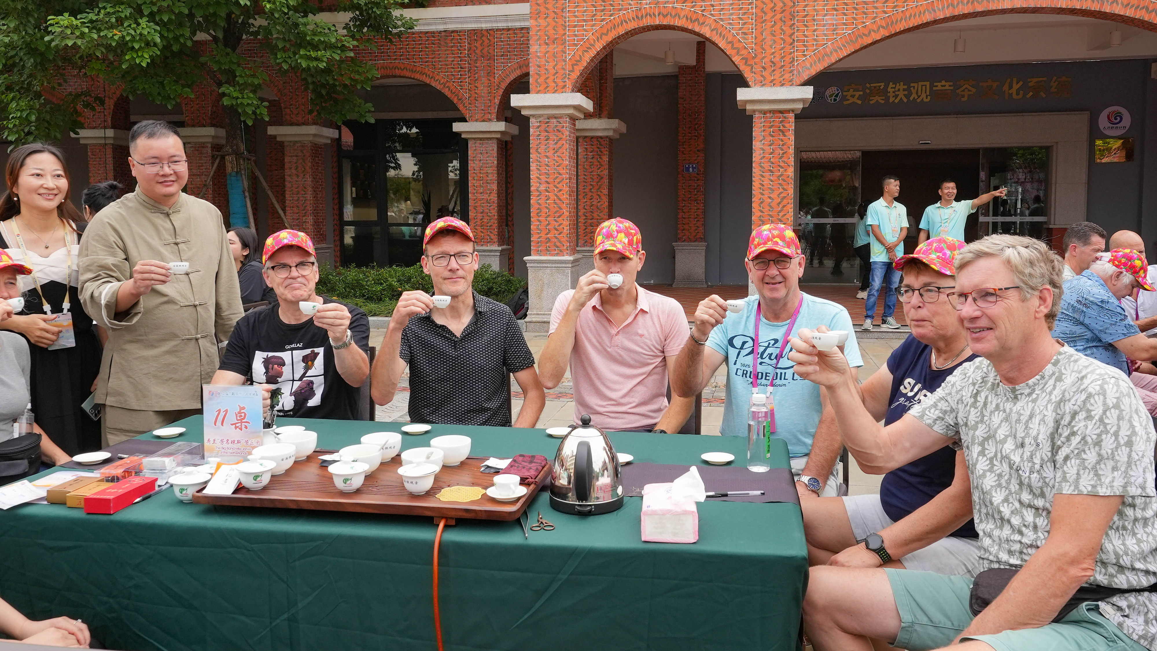 △2023年10月4日，福建泉州，外國人品中國茶。